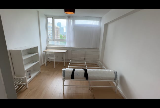 Spacious Double Room in ZONE 1 - All Bills Incl.  Main Photo