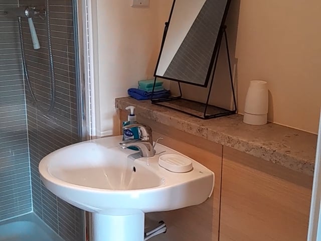 Ensuite double room to let Main Photo