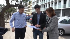 Sílvia Paneque i Víctor Puga fan una  visita de campanya a l'Escala