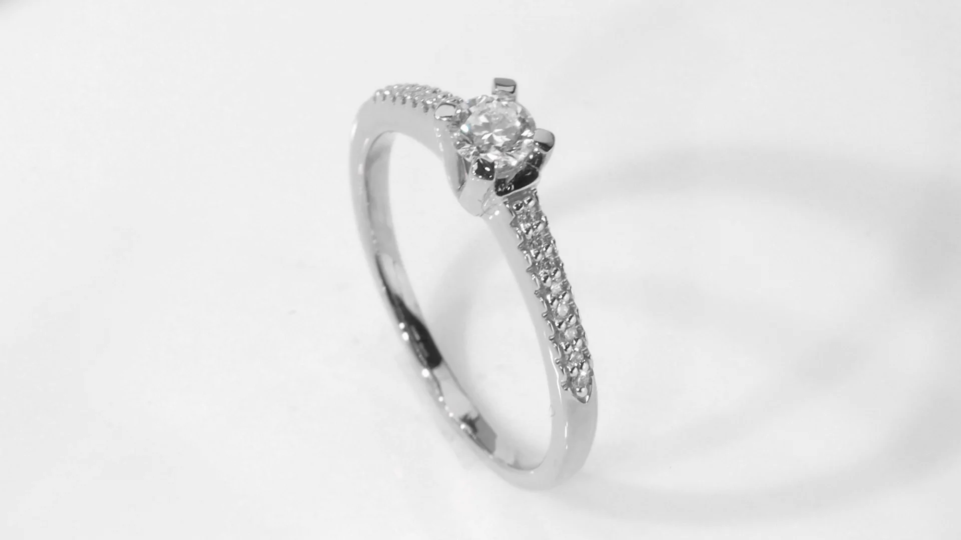 BNY241さま Pierścionek zaręczynowy z brylantami Ventego z białego złota