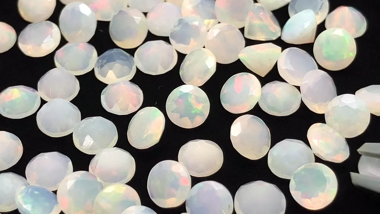 オパール ラウンドファセットカット5×5mm 5粒｜天然石ビーズの卸問屋