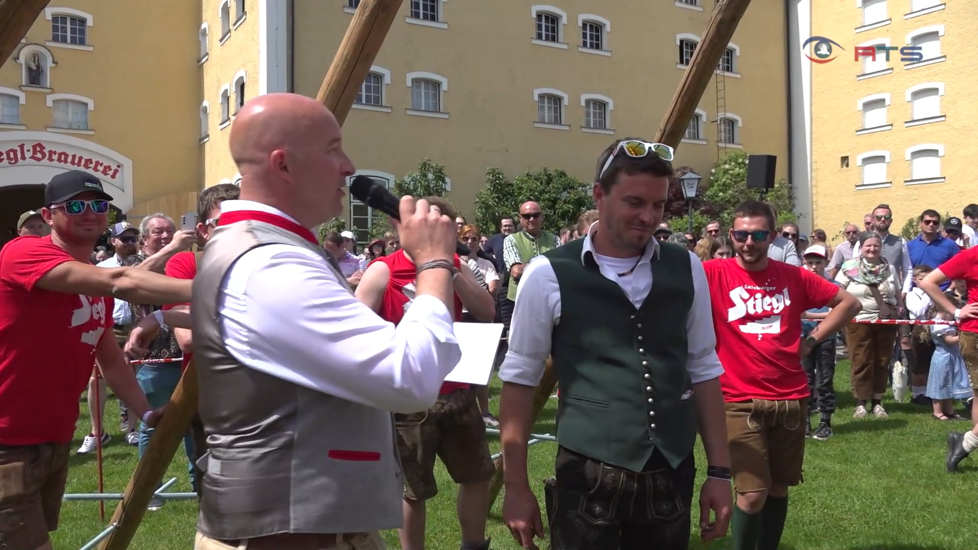 stiegl-maibaum-aufstellen-tausende-warten-auf-baum-steht