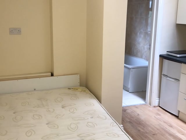 Large double with en-suite near Willesden High St Main Photo