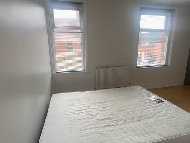 Large Room Near Town Centre - Couples accepted Main Photo