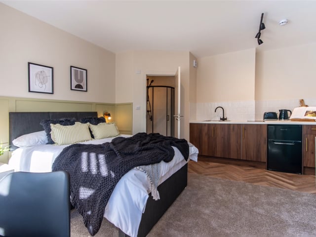 ~ Brand New Luxury Rooms - 1 Mile from Gatwick  Main Photo