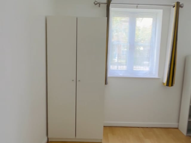 Bright Ensuite-Bedroom in a Family Home Main Photo