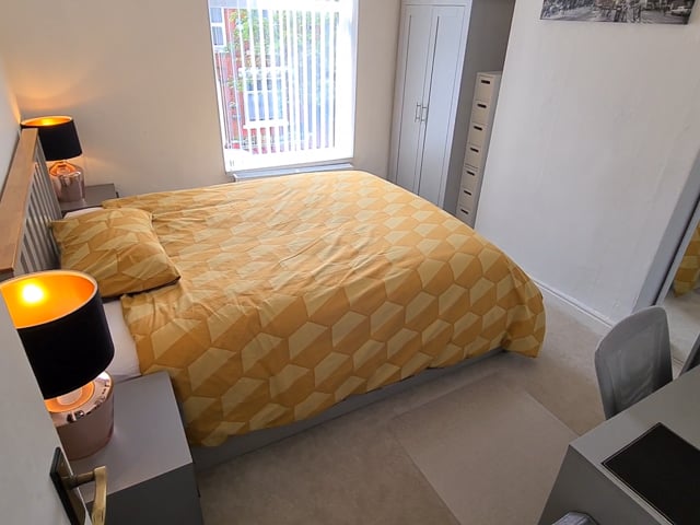 Large House NEWLY fully furnished, king sized bed Main Photo