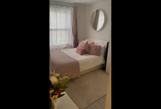 Modern Ensuite in Woolwich 8min to Elizabeth Line Main Photo