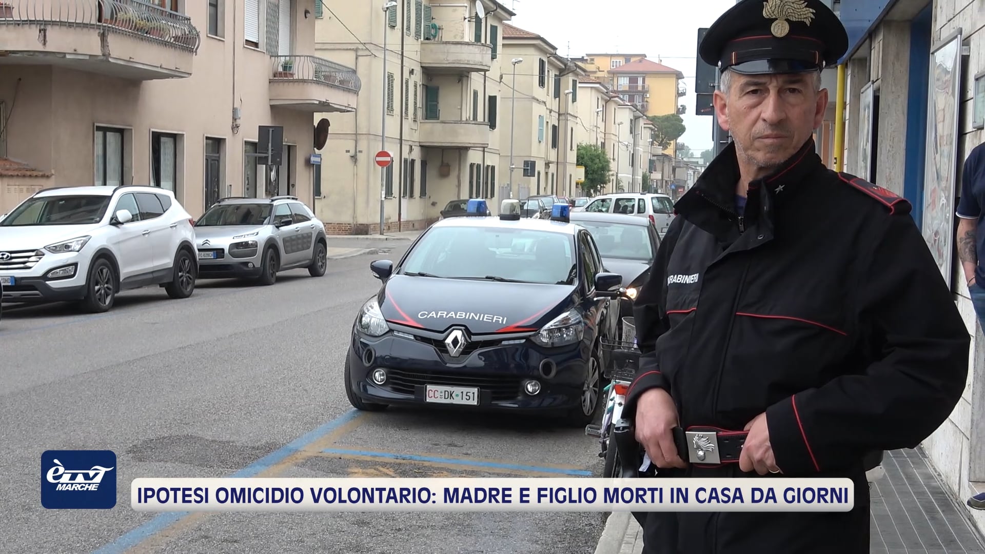 Ipotesi omicidio volontario: madre e figlio morti in casa da giorni - VIDEO  - eTv Marche: Notizie, Live e Trasmissioni