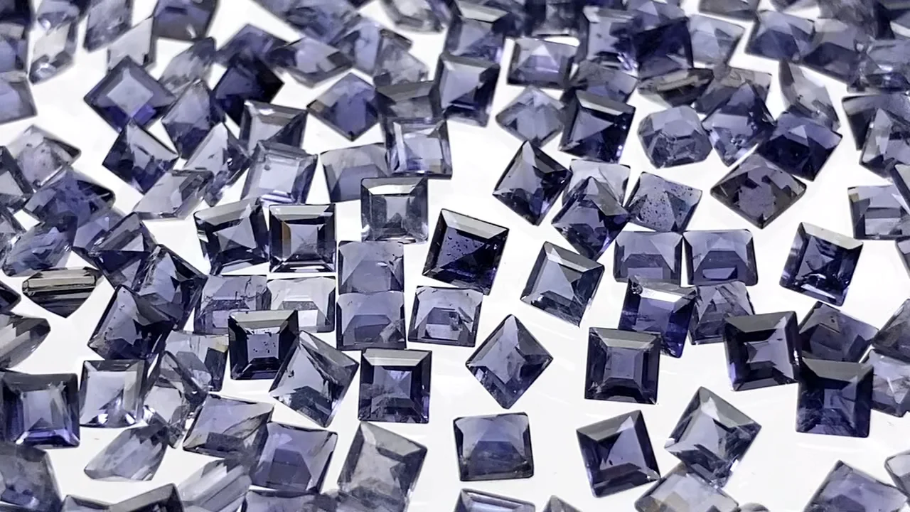 宝石質アイオライト AAA ルース スクエアファセットカット3×3mm 10粒
