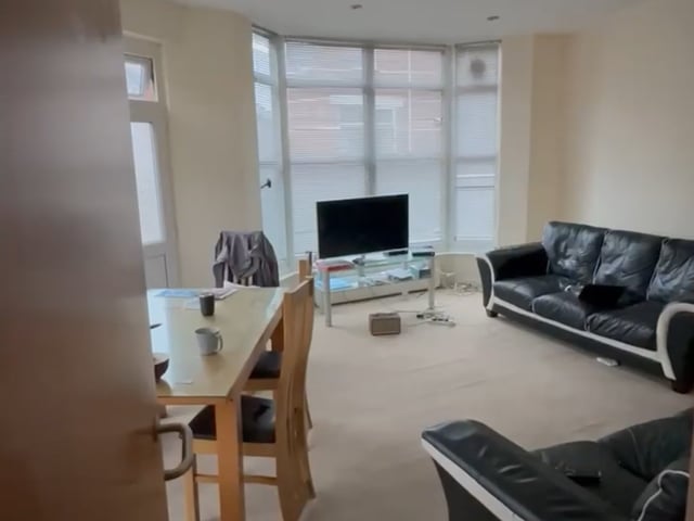 Room available in HUGE 6 bedroom house! Main Photo