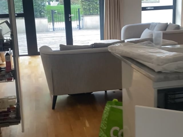 Room available In Beautiful Townhouse (Zone 2) Main Photo