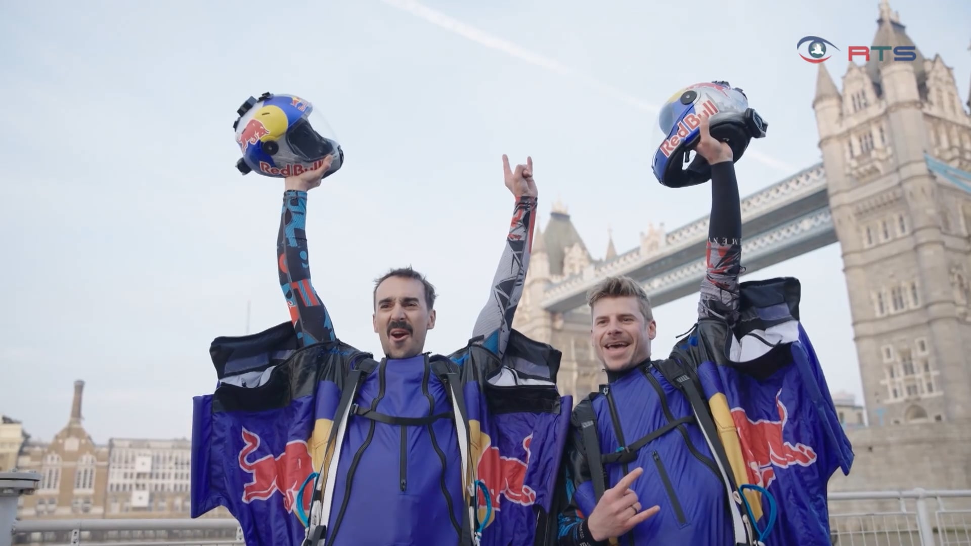 skydiver-wagen-flug-durch-londoner-tower-bridge