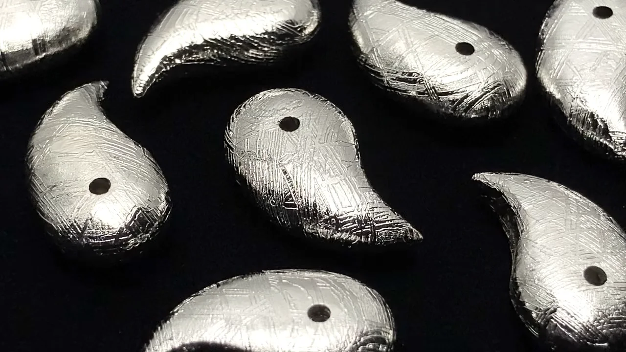 勾玉 ムオニオナルスタ隕石 meteorite90 楽天市場】隕石勾玉 ギベオン メテオライト（ムオニナルスタ隕石