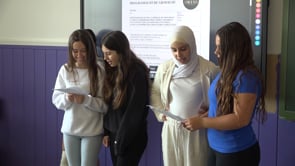 Alumnes de l'institut enregistren una cançó sobre les migracions pel festival Portalblau