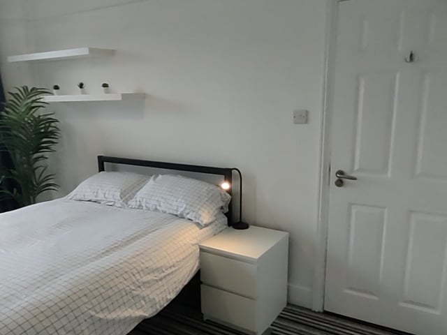 Newly refurbished large double room on Garland Rd Main Photo