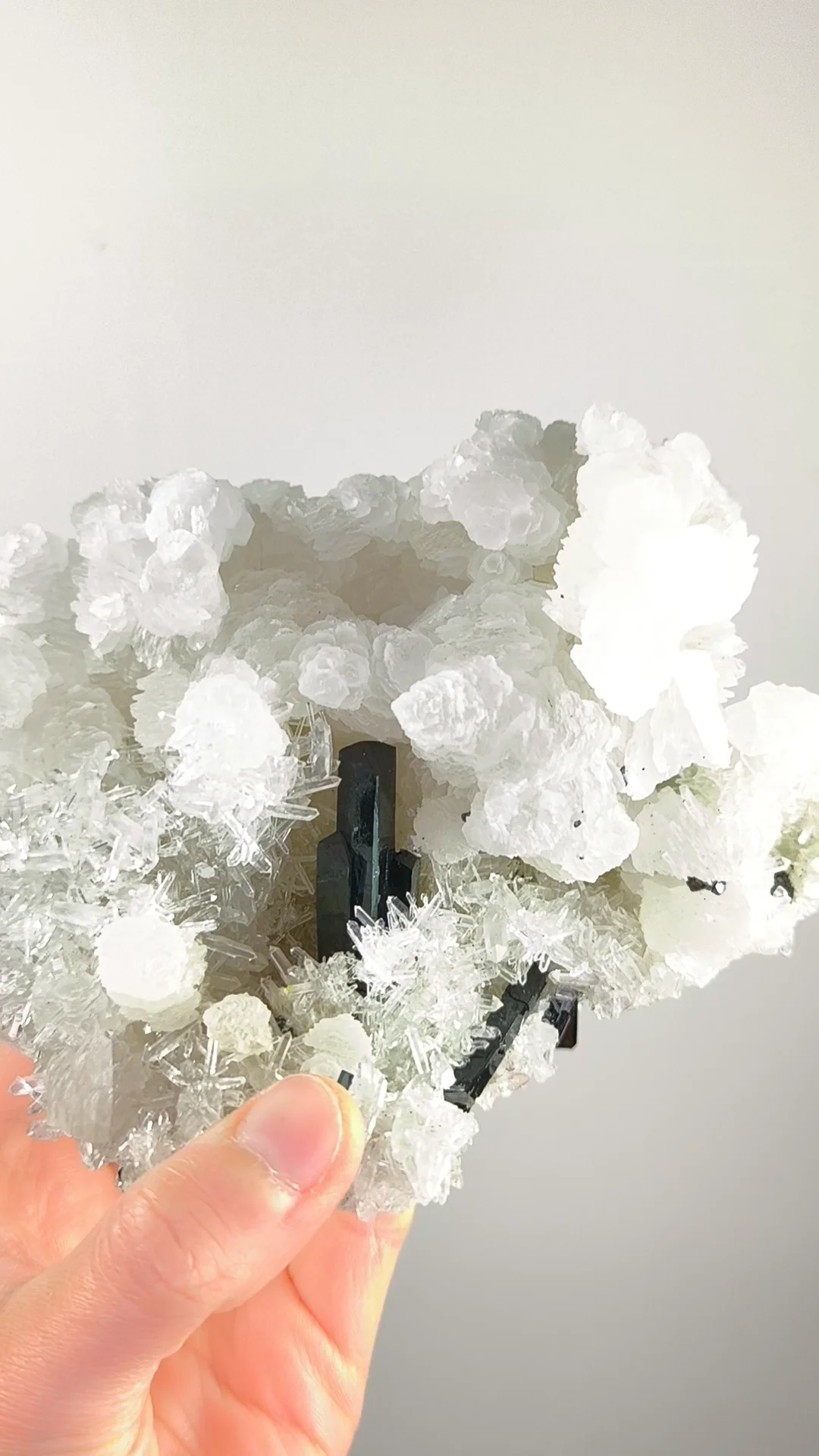 Spécimen Minéral Ilvaite Sur Calcite – Provenance Dalnegorsk, Russie, Qualité Collection