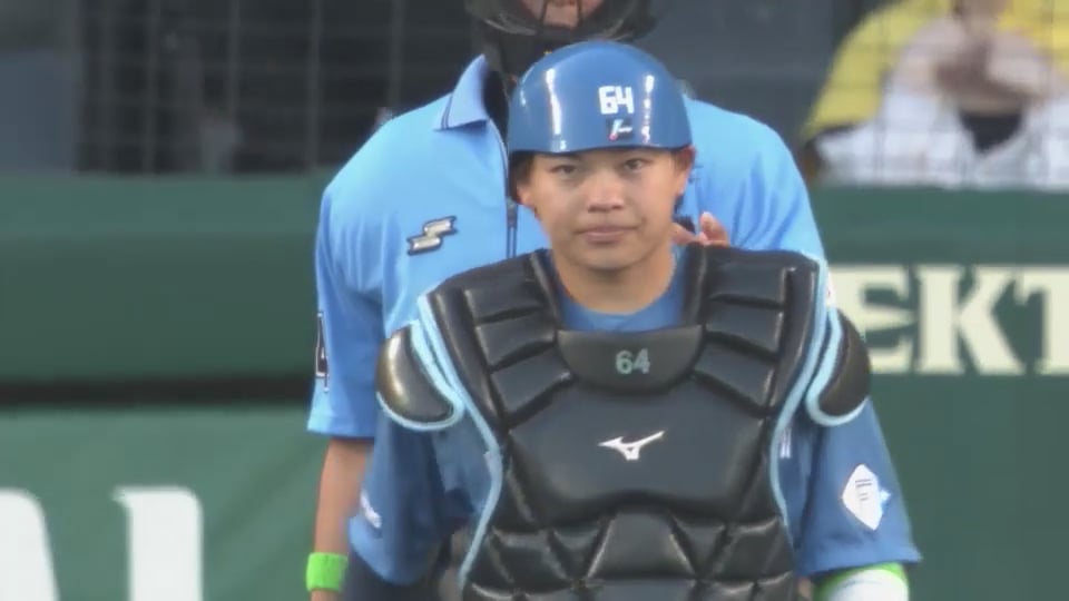 【1回裏】強肩発動!! ファイターズ・田宮裕涼 ドンピシャ送球で盗塁阻止成功!!  2024年5月29日 阪神タイガース 対 北海道日本ハムファイターズ