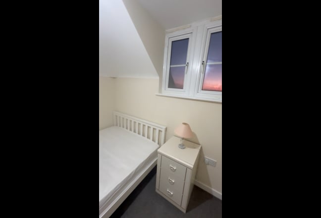 Double bedroom in 2 BD sharing with a female  Main Photo