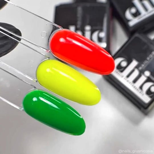 Video: CHIC SEMI-PERMANENT NAIL POLISH - 167 FLUO Video: CHIC SEMI-PERMANENT NAIL POLISH - 167 FLUO