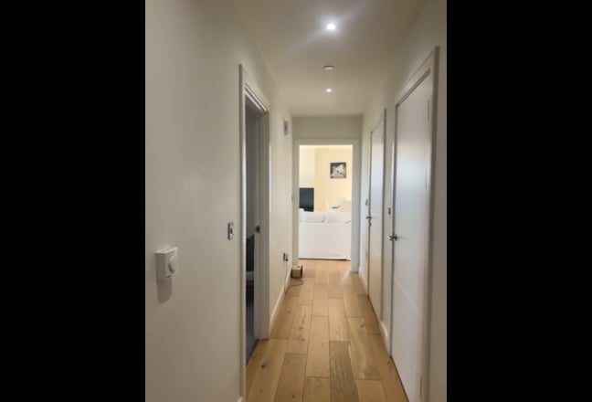 Canary Wharf Double Room: Luxury Riverfront Flat Main Photo