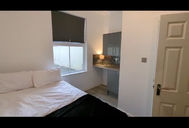 ** Lovely Modern Luxury En Suite -No Bills To Pay! Main Photo