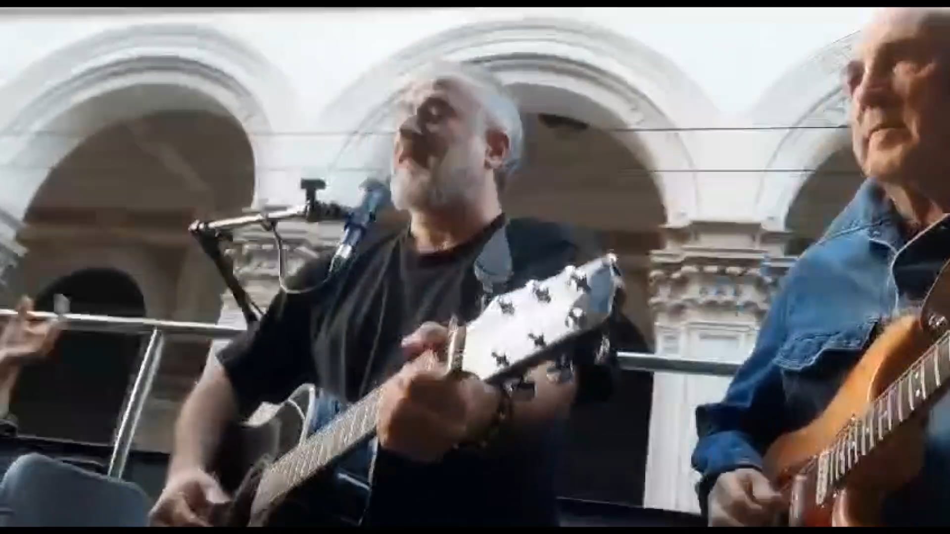 Ripartono i concerti sul bus scoperto di Federico Aicardi