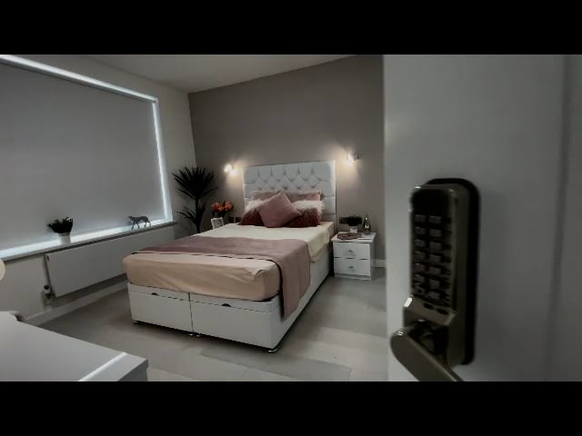 Double-Bedroom-with-Shower room-incl-bills Main Photo
