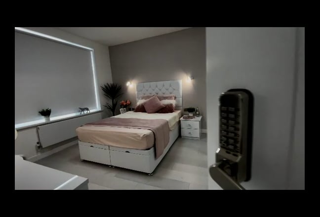 Double-Bedroom-with-Shower room-incl-bills Main Photo