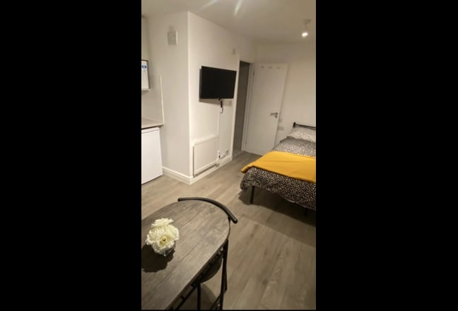 Studio Flat En-Suite Kgh Elizabeth Line IG3 Main Photo