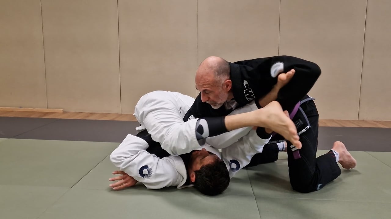 Clé de bras en spider quand l'adversaire fixe une jambe au sol (ou triangle et omoplata)