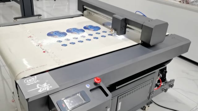 Single Blade Cutting on FlatCUT Flatbed Cutting Machine with Conveyor Belt Feeding Table