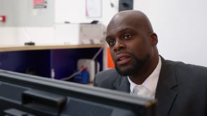 Video afspelen "Instructiefilm | eX:plain - video 4: helpdesk en verwarde vrouw (2023)"
