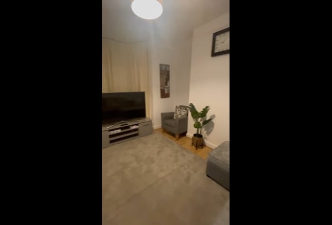 Newly Refurbished Four Bedroom Available in HU5  Main Photo