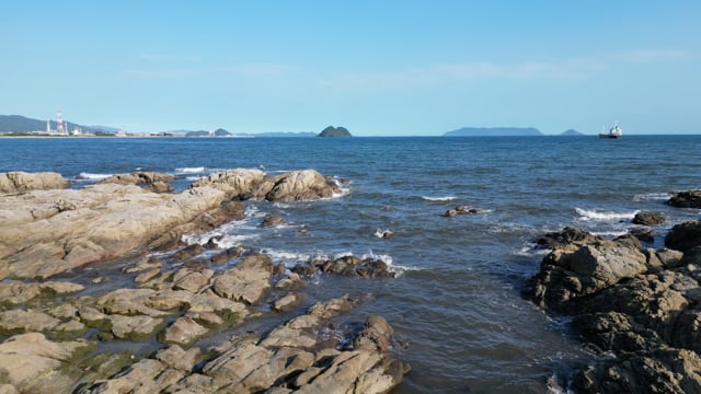 海岸に打ち寄せる波しぶきのサムネイル画像