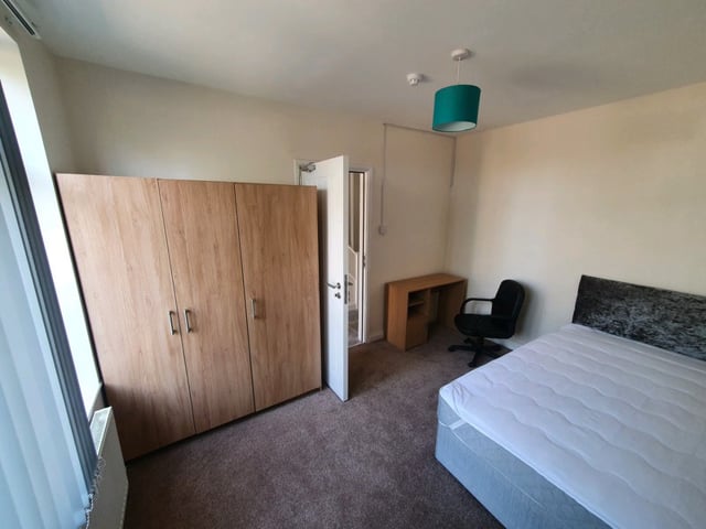 *Double Student Rooms -  5 minutes from Waterside*  Main Photo