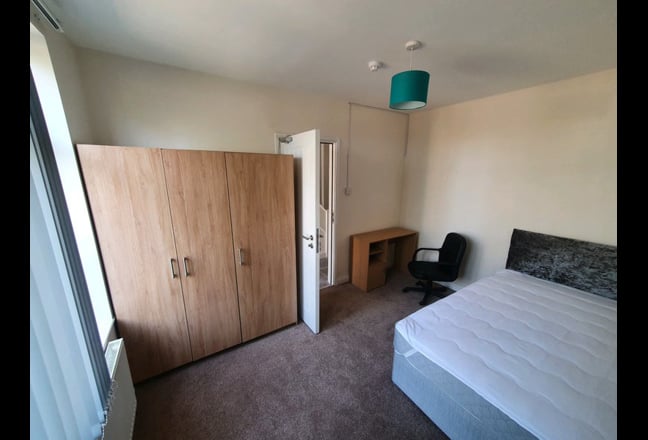 *Double Student Rooms -  5 minutes from Waterside*  Main Photo