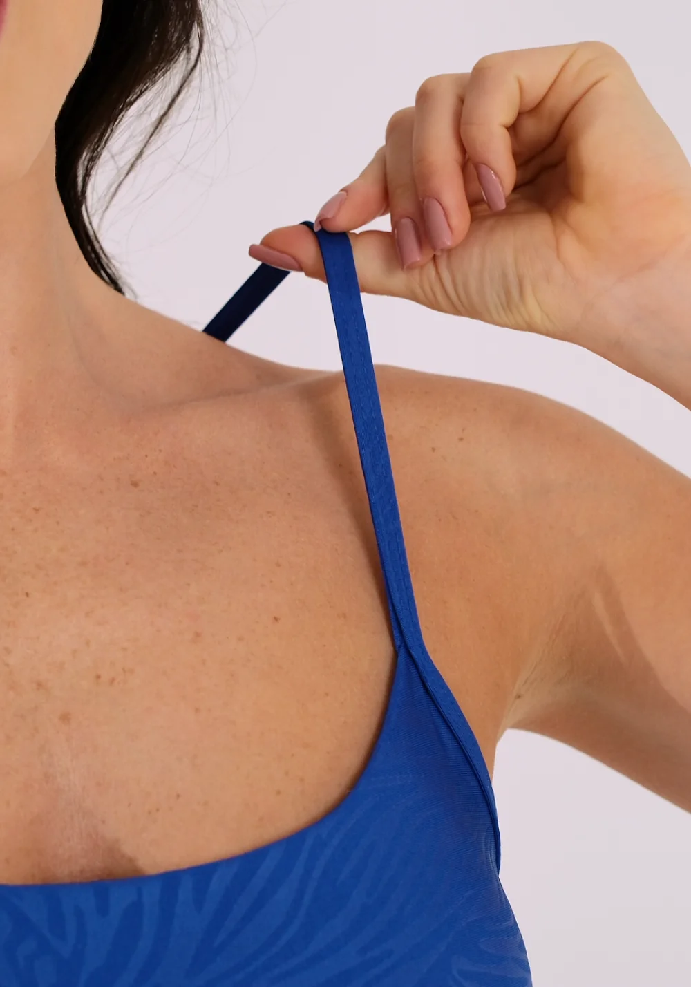 Top com bojo shine azul texturizado dlk