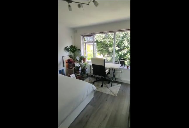 Modern large room close to amenities Main Photo