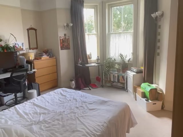 Large bedroom in mansion flat Main Photo