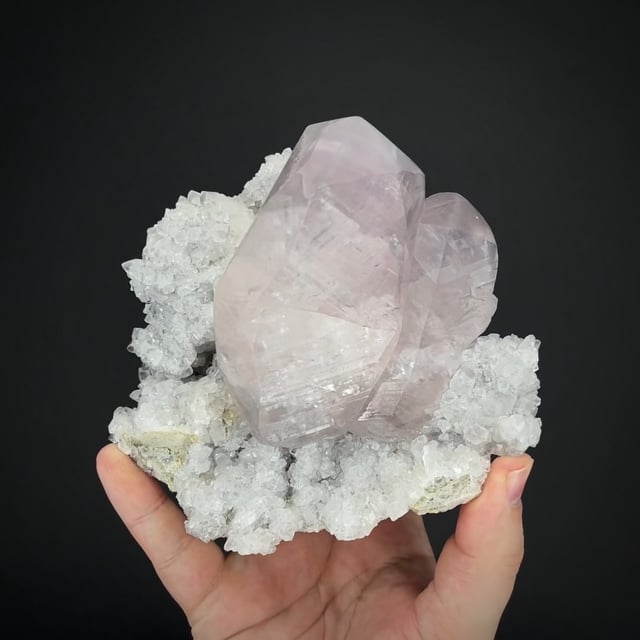 Calcite (twinned) on Quartz