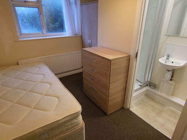 Single room with en-suite to rent  Main Photo