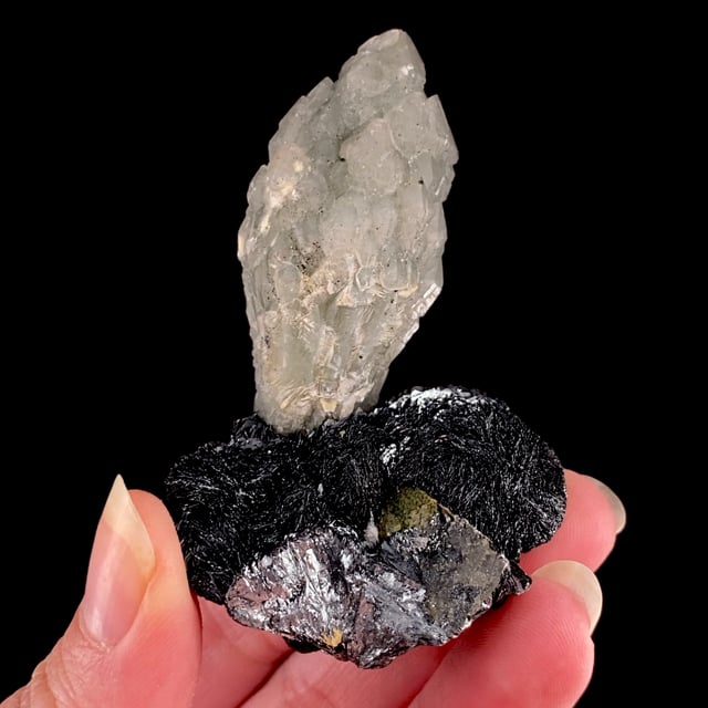 Quartz included with Hedenbergite on Hematite