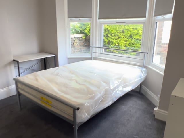 Large Double Room Located in Griffin Rd, SE18 7Qe Main Photo