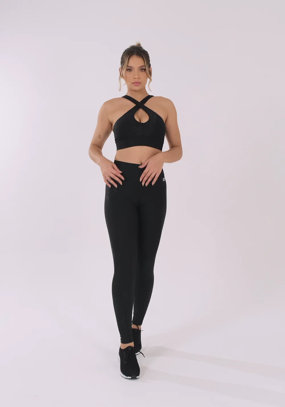 Top Shine Preto Texturizado Com Alças Cruzadas Na Frente Dlk – DLK