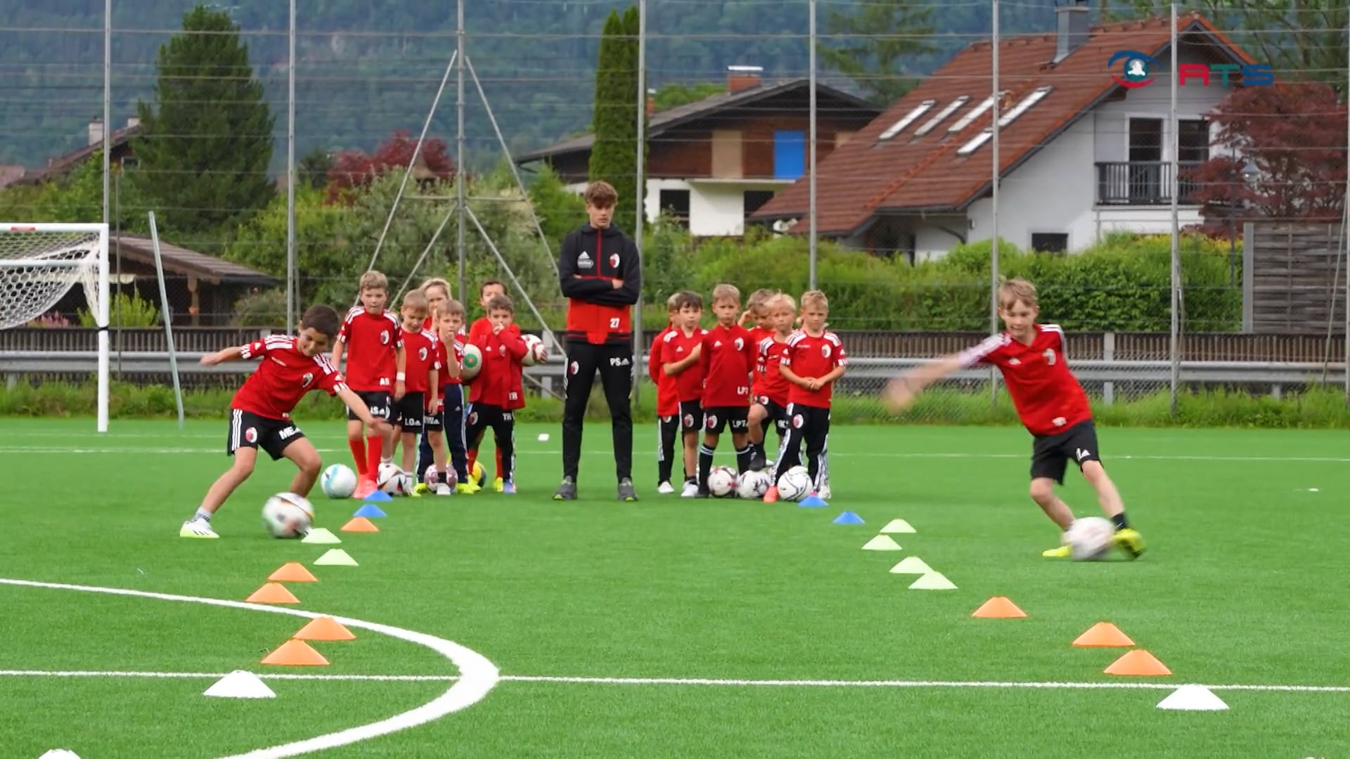 neuer-kunstrasenplatz-fuer-sv-kuchl-mario-helmlinger-im-gespraech