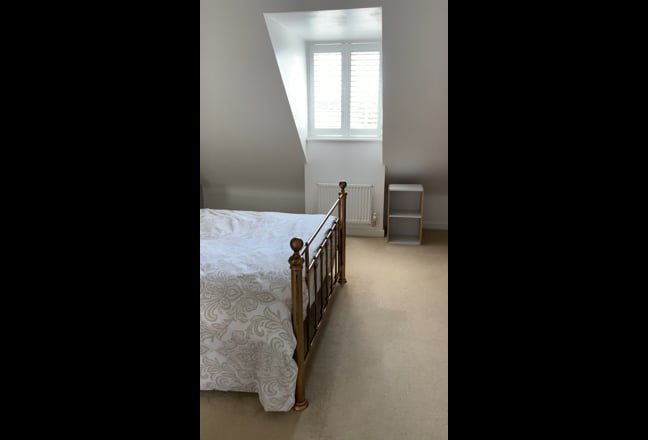 Top floor double room with en-suite in Kingswood Main Photo