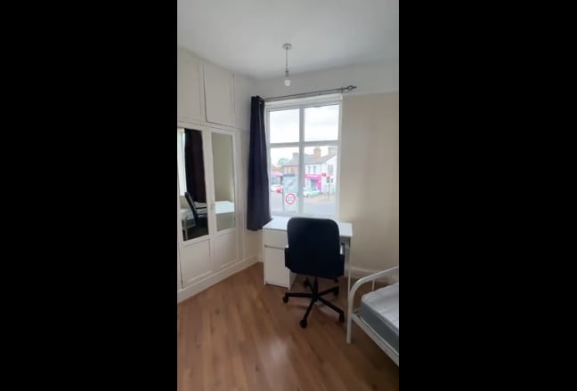 Single Room At North Wembley Station by 0.5 min. Main Photo