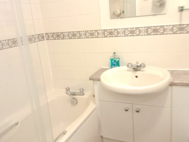 Short Term room with washroom - prefered female Main Photo