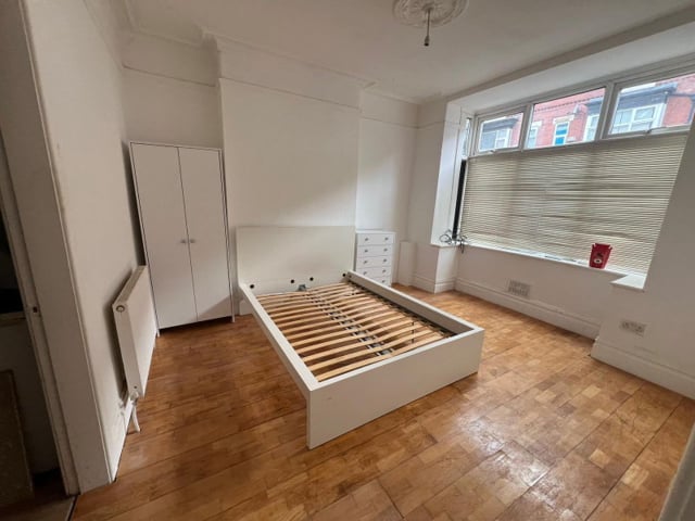  Studio flat for £650 & £550 including part bills. Main Photo